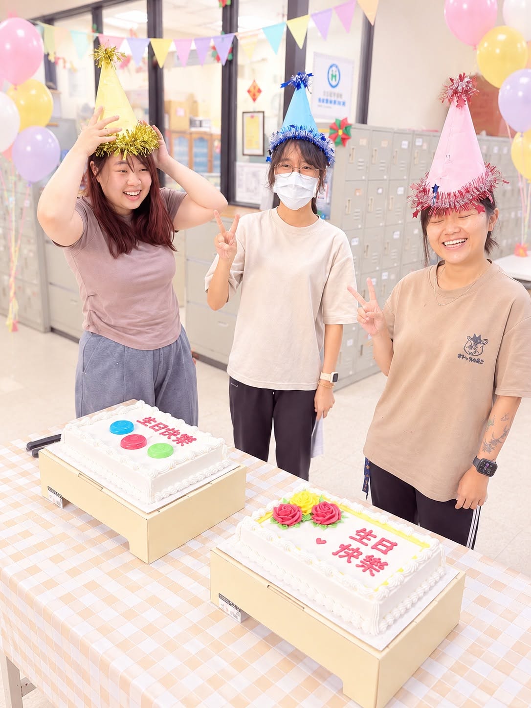 大家戴上生日帽、一起唱生日歌活動照片 2