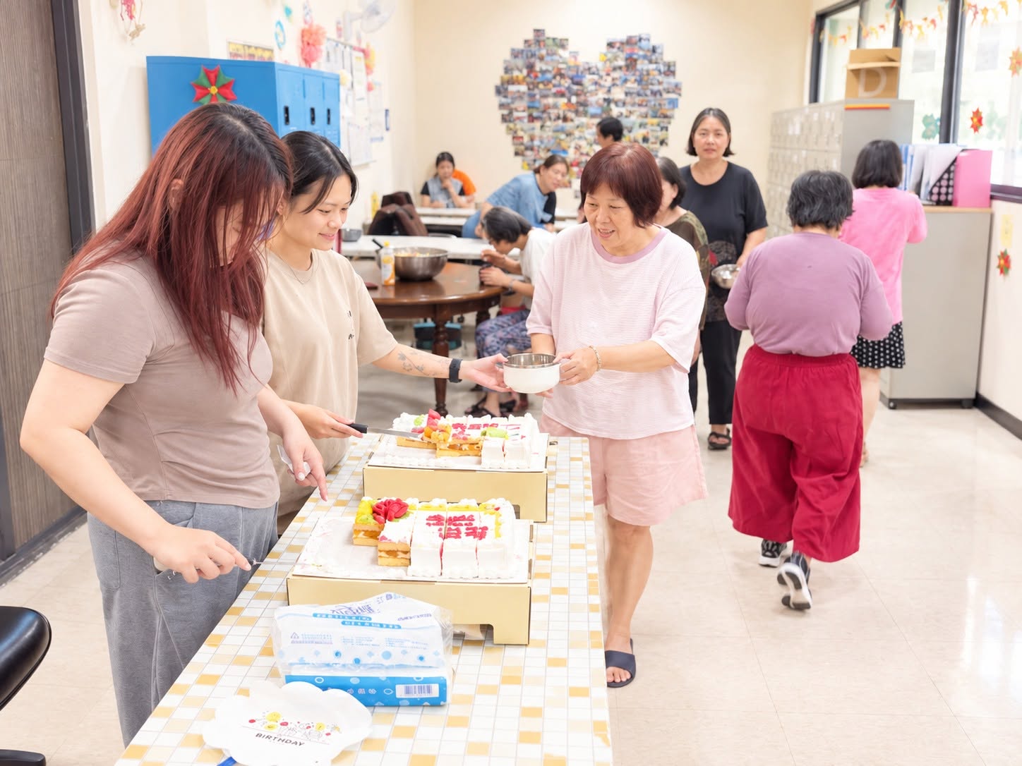 大家戴上生日帽、一起唱生日歌活動照片 1